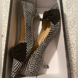 Talbots kitten heals black and white with black velvet bow detail Size 9 1/2